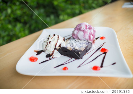 Blueberry ice cream with chocolate brownie 29591585