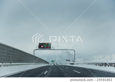 在高速公路雪道Ise Wangan高速公路的交通很快路標標誌 29591801