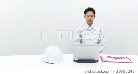 檢查筆記本計算機的屏幕的男性工作者 29593242