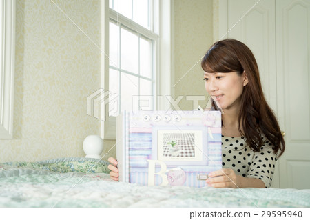 懷孕早期的名人婦女 29595940