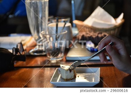 Alcohol, beer, rye, cafe, leisure, fence, potted, ape, coffee, relax, afternoon tea, courtyard, leisurely, cake, cheese, slow 29600616