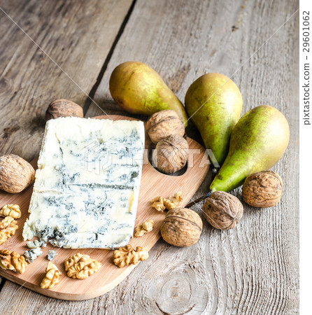 Blue cheese with pears and walnuts 29601062