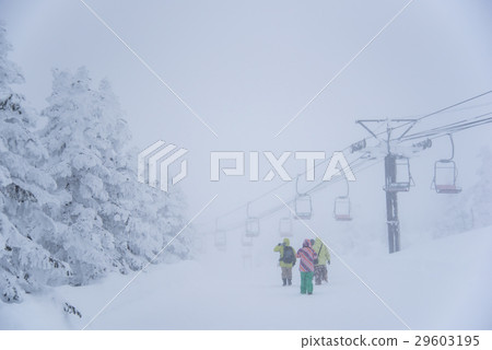 Photographers photographing the mountaintop ice of Nagano Fukigake 29603195