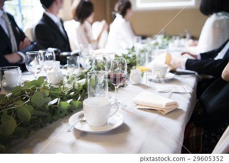 Party table setting 29605352