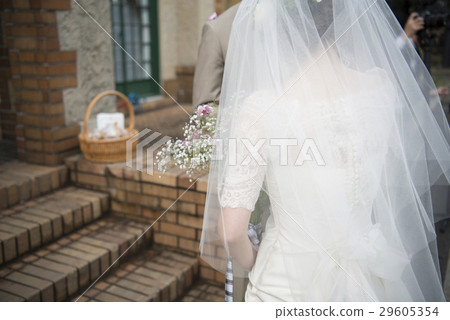 The back of the bride with a bouquet of bleeding grass The back of the bride with a bouquet of bleeding grass 29605354