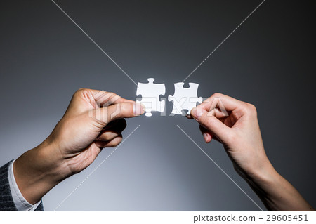 Hand with jigsaw puzzle 29605451