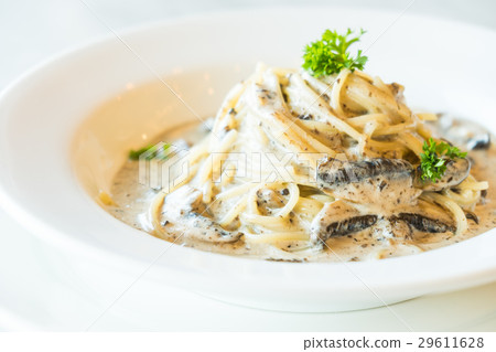 Spaghetti cream sauce with truffle mushroom 29611628
