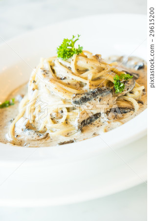 Spaghetti cream sauce with truffle mushroom 29615200