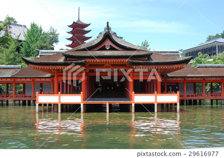 图库照片: 宫岛严岛神社俯瞰海平坦的舞台