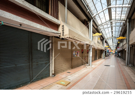 Lonely shopping street 29619255