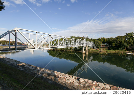在秋天岡山市的旭川和Tsukimi橋樑 29620416
