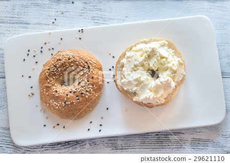 Bagel with cream cheese Bagel with cream cheese 29621110