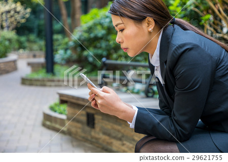 使用智能手機的婦女在公園 29621755
