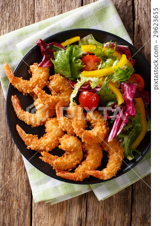 Shrimp in a breaded and salad of fresh vegetables 29623655