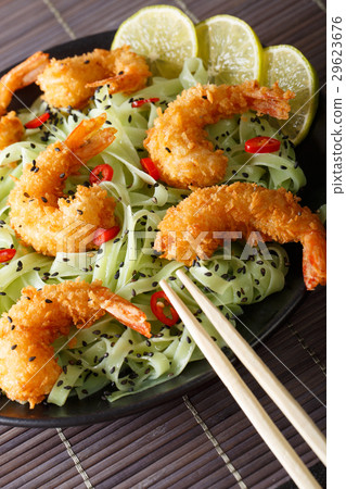 圖庫照片: fried shrimp with green pasta, chili, lime