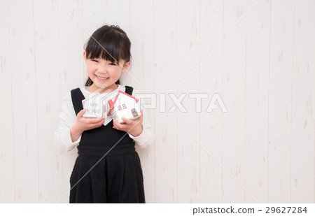 有房子模型的一個女孩 29627284
