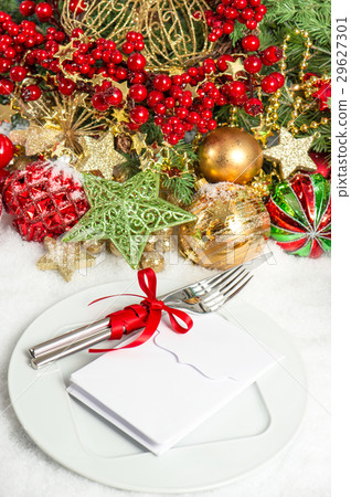 Table setting decoration with red baubles golden 29627301