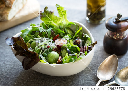 Green salad with Goj iberry and Pecan Green salad with Goj iberry and Pecan 29627778