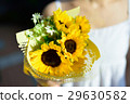 拿著向日葵花束的婦女 29630582