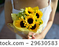 拿著向日葵花束的婦女 29630583