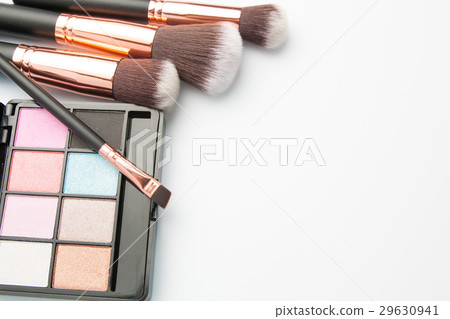 Makeup brush set with eye shadow palette on white 29630941
