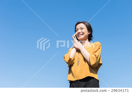 Women in their twenties (blue sky background) Women in their twenties (blue sky background) 29634171