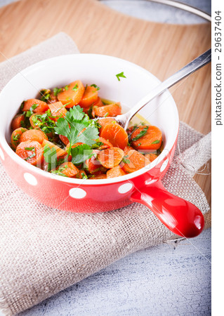 Baby carrots cooked with garlic 29637404