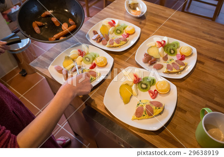 woman prepare breakfast 29638919