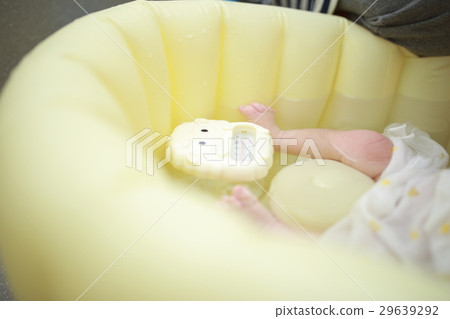 沐浴洗澡(寶寶孩子的女兒0歲幼兒保育學習溫度計測量) 沐浴洗澡(寶寶孩子的女兒0歲幼兒保育學習溫度計測量) 29639292