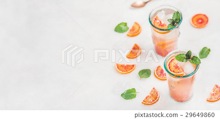 Homemade blood orange lemonade with mint and ice 29649860