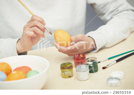Woman preparing Easter eggs 29650359