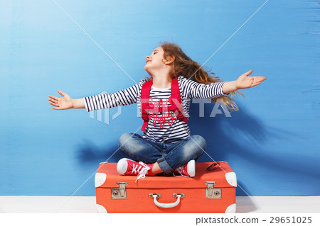 Child blonde girl with pink vintage suitcase ready 29651025
