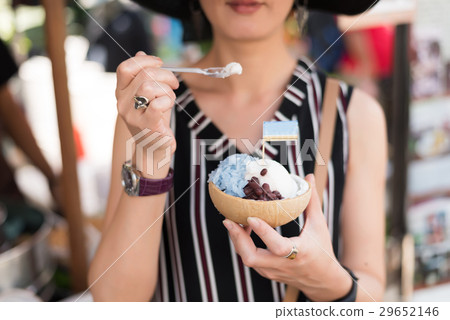 woman hold a coconut ice 29652146