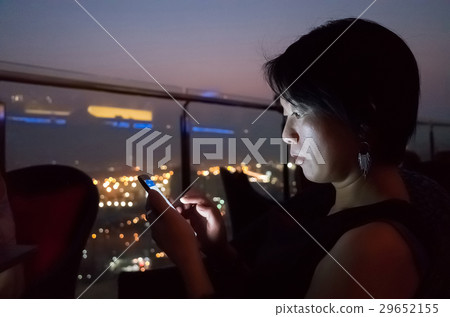 woman using mobile phone 29652155
