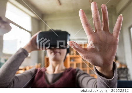woman using vr woman using vr 29652212