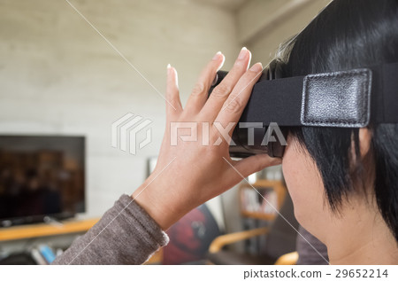 woman using vr woman using vr 29652214