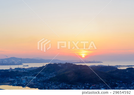 Hikoshima和Kitakyushu工業區的黃昏(從海峽Yume塔看) Hikoshima和Kitakyushu工業區的黃昏(從海峽Yume塔看) 29654592