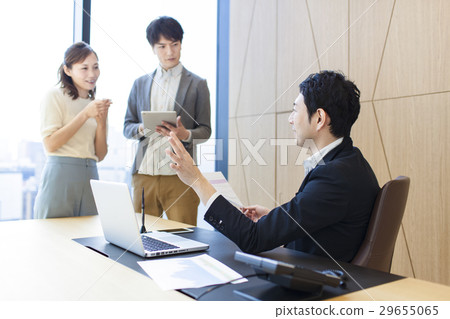 3人工作的休閒辦公室形象 29655065