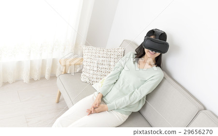一位在家享受VR的年輕女士 一位在家享受VR的年輕女士 29656270