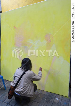 Thai art students paint portraits 29656630