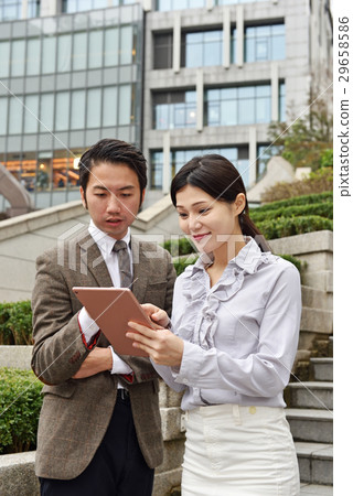 男性和女性上班族 男性和女性上班族 29658586