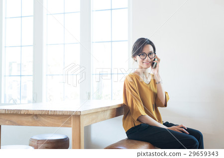二十多歲的女性用手機 二十多歲的女性用手機 29659343