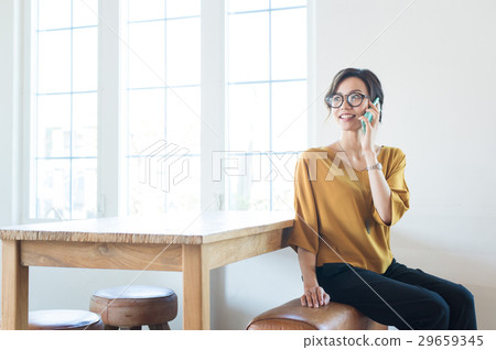 二十多歲的女性用手機 二十多歲的女性用手機 29659345
