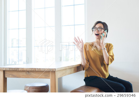 二十多歲的女性用手機 29659346