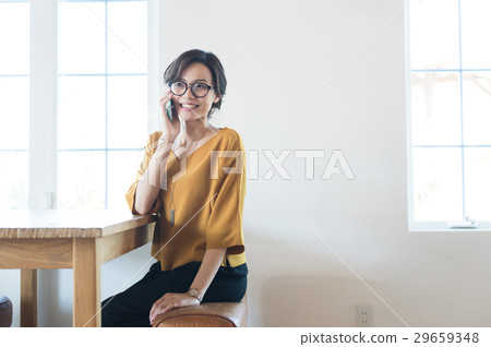 二十多歲的女性用手機 二十多歲的女性用手機 29659348