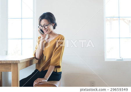 二十多歲的女性用手機 二十多歲的女性用手機 29659349