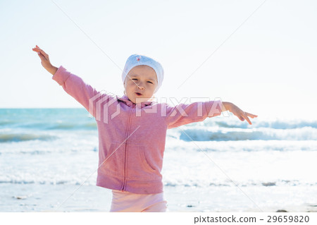 Little girl at the ocean 29659820