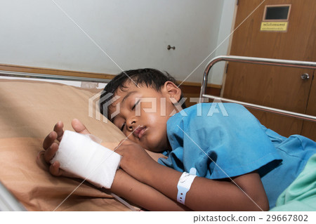 Little boy sick with saline intravenous Little boy sick with saline intravenous 29667802