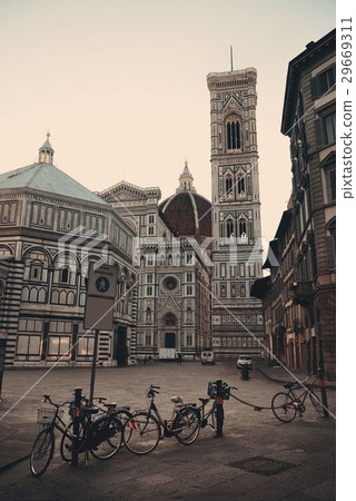 Duomo Santa Maria Del Fiore closeup street Duomo Santa Maria Del Fiore closeup street 29669311