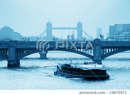 London silhouette 29670971